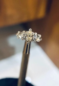 Bague élégante en argent diamant avec pierre taillée en diamant pour femme, fournisseur de gros de bijoux de fiançailles personnalisé disponible à la vente - Product Image 2