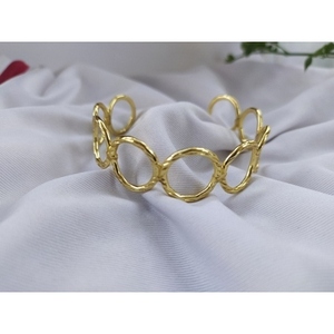 Bracelets classiques faits à la main en laiton plaqué or, style élégant avec design classique - Product Image 3