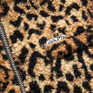   เสื้อแจ็คเก็ตฤดูหนาวลายเสือดาวแบบกลับด้านได้ [F19149-15003] - Product Image 3