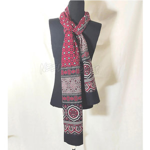 Écharpe inspirée des écharpes Ajrak brodées à la main de qualité supérieure avec détail de la main Option légère et fluide pour un look moderne - Product Image 6