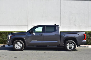SUV Usada 2023, Tracción Delantera, Automática, Asientos de Cuero, Interior Oscuro, Cámara Trasera - Product Image 5