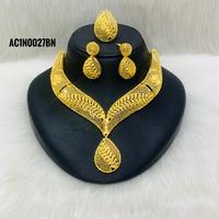 Set Kalung Liontin Bunga Rantai Kotak Klasik Wanita Berlapis Emas Kuningan untuk Pernikahan & Pesta