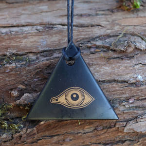 Colgante triangular de shungita pulido con serigrafía Ojo de Horus - Product Image 4