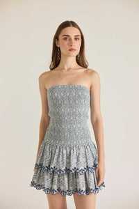 Mini robe grise douce et confortable de qualité supérieure pour femme tenue décontractée avec épaule dénudée disponible à la vente - Product Image 3