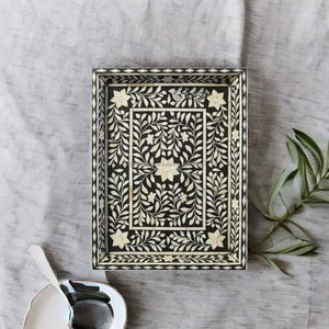 Plateau de service en incrustation d'os blanc floral fabriqué à la main inspiré du design indien de Marrakech pour la décoration intérieure et l'utilisation d'hôtel pour le stockage - Product Image 2