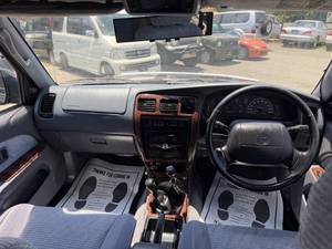 Toyota Hilux d'occasion à bas prix à vendre - Product Image 3