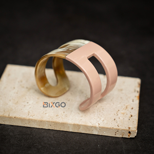 BIXGO artisanat personnalisé manchettes en corne de buffle naturelle nouveauté découpe conception Bracelet de mode à la mode-cadeau unisexe rose clair - Product Image 2