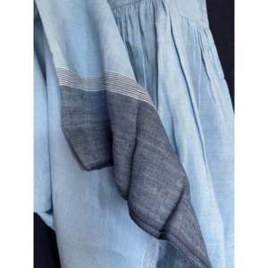 Vestido SARITA de Lino Talla Única, Color Azul Cielo, Casual, con Volantes, Transpirable, Sostenible, con Logotipo Personalizado, Largo hasta la Rodilla, Color Natural Sólido - Product Image 3