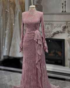ชุดราตรีทรงเมอร์เมดสีชมพูอมเทาประดับลูกปัด ยาวกรอมพื้น ดีไซน์ผ้าคลุมเอว แขนยาวปกติ ระบายอากาศได้ดี หรูหรา เหมาะสำหรับงานพิธีการ - Product Image 4