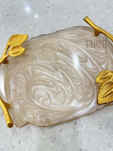 Juego de bandejas para servir rectangulares Home Co, madera de resina dorada con mango de diseño de hojas para el hogar, cocina, restaurante, para servir comida - Product Image 6