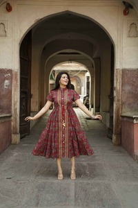 Robe redingote à imprimé floral pour femme Tissu en coton léger avec ourlet évasé pour les pique-niques et les brunchs d'été disponibles à la vente - Product Image 2