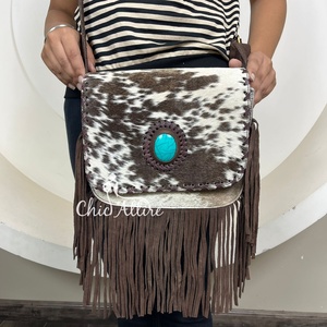 กระเป๋าสะพายไหล่หนังกลับขนสไตล์ตะวันตกสำหรับผู้หญิงพร้อมหินเทอร์ควอยซ์ - Product Image 1