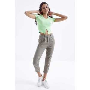 Tommylife - Camiseta Corta Básica con Cuello en V y Abertura Frontal para Mujer, Color Verde Pistacho - 97206 - NARANJA - Product Image 4