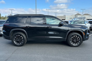 SUV Chevrolet Traverse Z71 AWD 2025 Negro con Faros LED y Techo Panorámico - Product Image 2