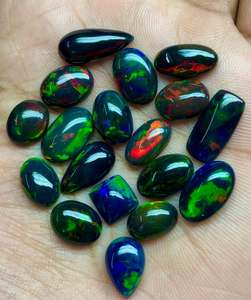พลอยโอปอลไฟสีดำเอธิโอเปียคุณภาพเยี่ยมจากซูเบดา เจมส์ รูปทรงผสม โอปอลหลวมแบบคาโบชอง ขนาดอิสระ โอปอลเวโลสีดำสำหรับทำเครื่องประดับ - Product Image 2