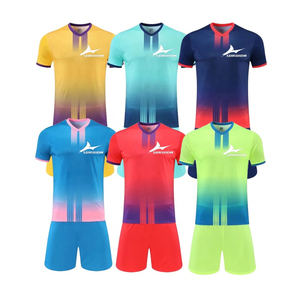 Uniforme de football confortable fabriqué par des professionnels, uniforme de football de produit très demandé pour les hommes - Product Image 1