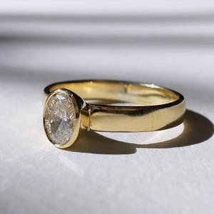Anillo de compromiso de moissanita, conjunto de bisel de corte ovalado de 1,50 CT - Product Image 1