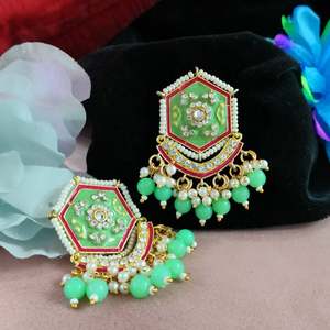 Pendientes Meenakari pintados a mano, los pendientes de esmalte más finos tradicionales con intrincados detalles para bodas, festivales y uso diario - Product Image 1