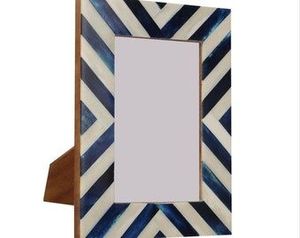 Cadre photo artisanal en os et corne avec incrustations en chevron et détails linéaires, écologique - Product Image 4