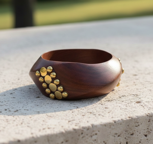 Brazalete de Madera Hecho a Mano con Detalles en Latón - Diseño Trenzado de Madera Natural Pulida - Joyería de Moda - Tamaños Personalizados al por Mayor - Product Image 3