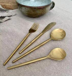 Ensemble de couverts à poignée en résine avec poignées décoratives et acier inoxydable adapté aux repas formels et décontractés - Product Image 5