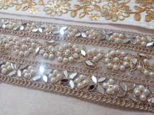 Lacets sur mesure brodés avec miroir perlé et pailleté et à motifs floraux idéaux pour les créateurs de costumes pour la revente - Product Image 3