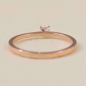 Anillo de Compromiso Minimalista Solitario con Corte Princesa, Diamante Cultivado en Laboratorio, Plata de Ley, Oro, Claridad VS1, Ancho de Banda Personalizable - Product Image 6