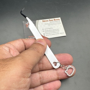 แหนบถอนขนตาสเตนเลส90องศาพร้อมจี้คิตตี้ออกแบบโลโก้ได้ตามต้องการ - Product Image 3