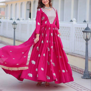 Robe Anarkali brodée magenta pour femmes Unity Luxure avec dupatta, tenue de fête et de mariage de luxe - Product Image 1