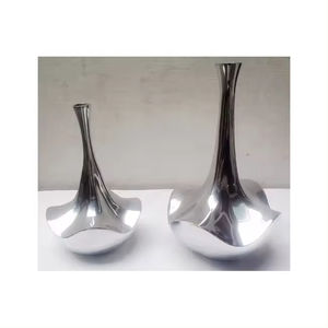 Pot de fleur design créatif en métal aluminium poli Lot de deux accessoires de décoration d'intérieur Vase à fleurs et jardinière - Product Image 1
