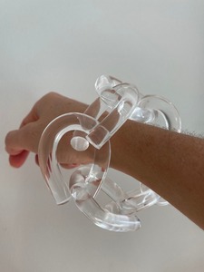 Elegantes diseños de brazaletes de resina hechos a mano, elegantes joyas de resina para mujeres, perfectas para usar a la moda, regalar y todos los días - Product Image 2
