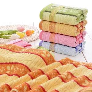 Serviettes en coton non tissé taille personnalisée pour salon spas soins de bébé hygiène de voyage nettoyage du visage et traitement de la peau - Product Image 3