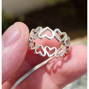 Anillo Minimalista de Plata de Ley 925 con Corazón Incrustado, Hecho a Mano, Elegante Regalo para Mujer - Product Image 1