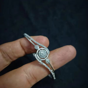 AMERICAN DIAMOND CUBIC ZIRCON ESTILO CLÁSICO Y PULSERAS DE DIAMANTES ARTIFICADOS Y CHAPADO EN PLATA PARA MUJER REGALO DE JOYERÍA DE BODA - Product Image 1