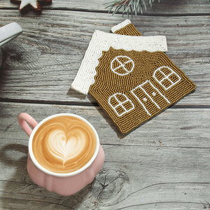 แผ่นรองแก้วทำมือ พิมพ์ลายโลโก้ด้วยเทคนิคซิลค์สกรีน เป็นมิตรกับสิ่งแวดล้อม ประดับด้วยลูกปัดแก้ว ดีไซน์สร้างสรรค์ แปลกใหม่ สไตล์คริสต์มาส สำหรับวางบนโต๊ะ - Product Image 1