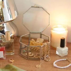 2025 Boîte en verre hexagonale en verre et laiton faits à la main - Product Image 1