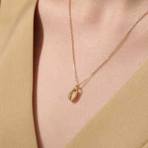 Colgante de Concha de Cauri en Plata de Ley 925 con Baño de Oro, Collar Minimalista con Concha Marina, Tema Oceánico, Cristiano, Unisex, Religioso - Product Image 3