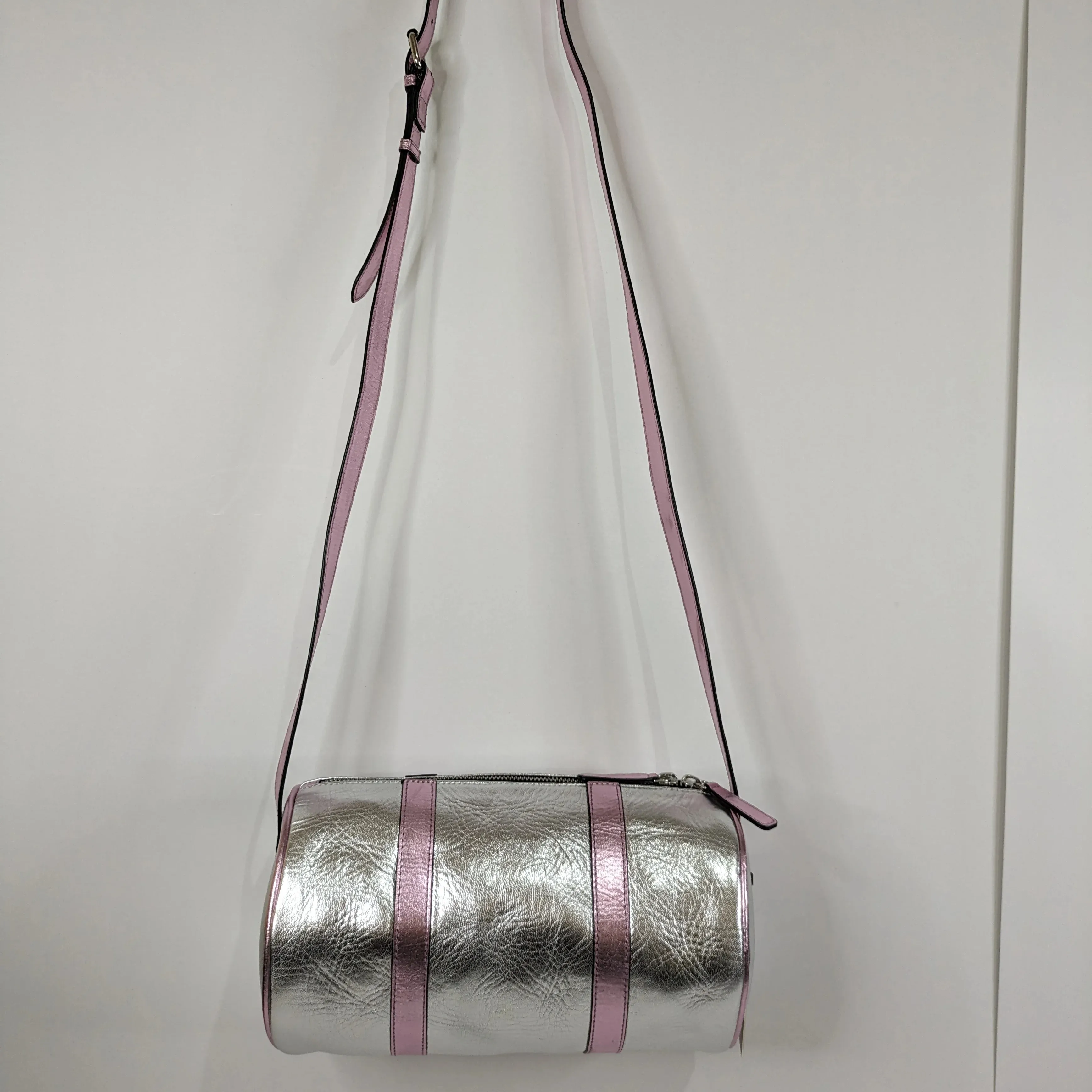 Bolso cilíndrico de moda de alta calidad de fábrica, cuero frustrado metálico con cabestrillo cruzado ajustable largo, bolsos de lujo de gran capacidad