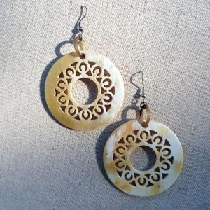 Pendientes de cuerno artesanales Joyería tradicional hecha a mano - Product Image 2
