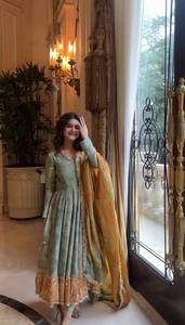 Robe de soirée traditionnelle Anarkali de créateur longue avec Dupatta entièrement cousue de haute qualité pour les fêtes à des prix abordables - Product Image 2