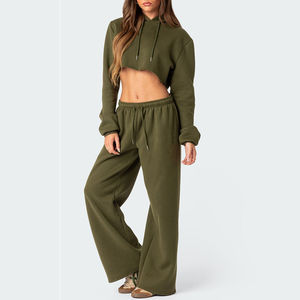 Conjuntos de chándal de invierno de poliéster/algodón personalizados para mujer, conjunto de Sudadera con capucha y pantalón recortado con cremallera ligera de 2 piezas al por mayor - Product Image 1