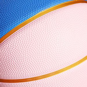 Pelota de baloncesto de goma celular acolchada personalizada para regalos, promociones o eventos con tamaño oficial y atractivo de moda - Product Image 6