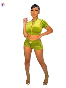 2024 Ensemble personnalisé pour femmes avec survêtement en velours strass et tenue de détente avec style unique - Product Image 5