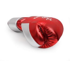 Guantes de boxeo rojos y plateados de primera calidad hechos de cuero sintético duradero que ofrece protección de comodidad y un rendimiento potente - Product Image 3