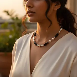 Collar de Plata de Ley para Mujer con Perla y Piedra Negra, Elegante Accesorio de Joyería - Product Image 1