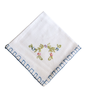 Servilletas bordadas hechas a mano de lino orgánico con forma cuadrada de monograma personalizado para ocasiones especiales de aniversario de boda - Product Image 1