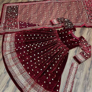 Robe indienne de créateur prête à porter, style tendance, en velours de viscose avec broderie de fils et de sequins, avec dupatta en tulle doux - Product Image 1