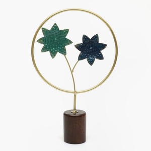 Pièce maîtresse décorative ronde en or bleu floral Art métallique élégant fabriqué à la main pour la maison Salon Table Accent Pièce de conception de luxe - Product Image 1