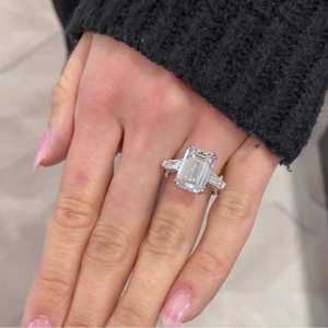 Bague de fiançailles de luxe à trois pierres en diamant de laboratoire taille émeraude certifié IGI 7,00 carats total, clarté D-E-F VVS VS, plaqué or rhodié - Product Image 3