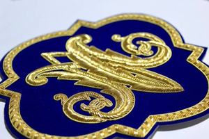 Emblème d'église liturgique mariale brodé à la main pour vêtements cousus sur velours bleu marine - Product Image 2